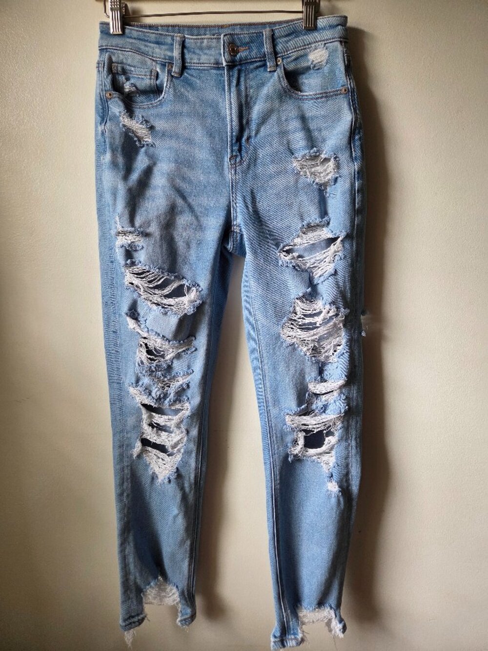 EUC AMERICAN EAGLE OUTFITTERS DESTROYED MOM JEAN SIZE 4 REGULAR